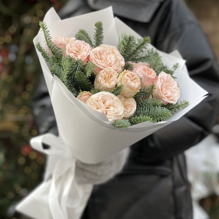 Зимний букет из 3 кустовых пионовидных роз Джентл Трендсеттер