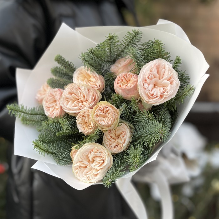 Зимний букет из 3 кустовых пионовидных роз Джентл Трендсеттер