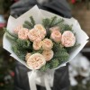 Зимний букет из 3 кустовых пионовидных роз Джентл Трендсеттер