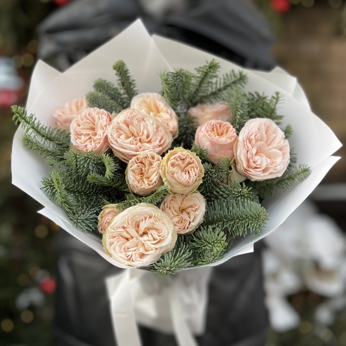 Зимний букет из 3 кустовых пионовидных роз Джентл Трендсеттер