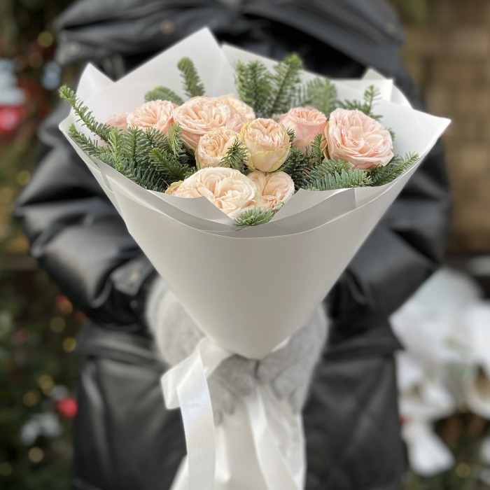 Зимний букет из 3 кустовых пионовидных роз Джентл Трендсеттер