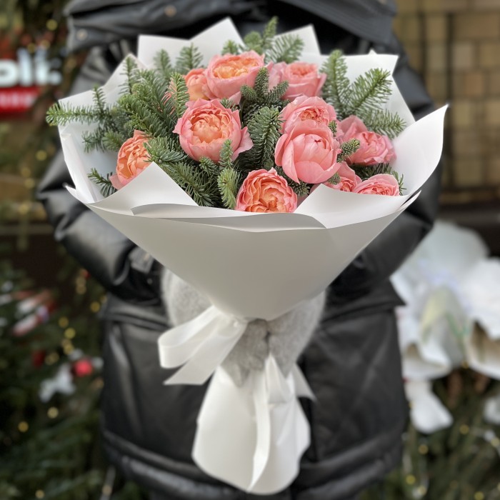 Зимний букет из 3 кустовых пионовидных роз Джульетта