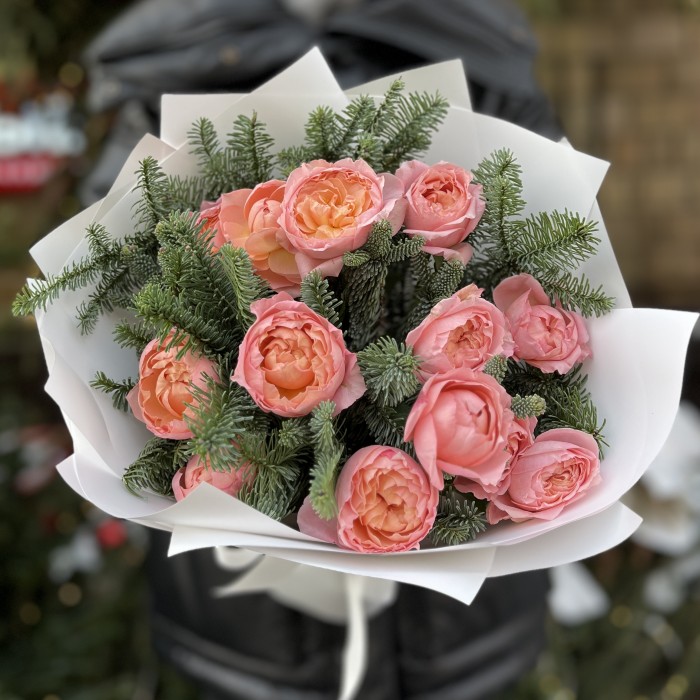 Зимний букет из 3 кустовых пионовидных роз Джульетта