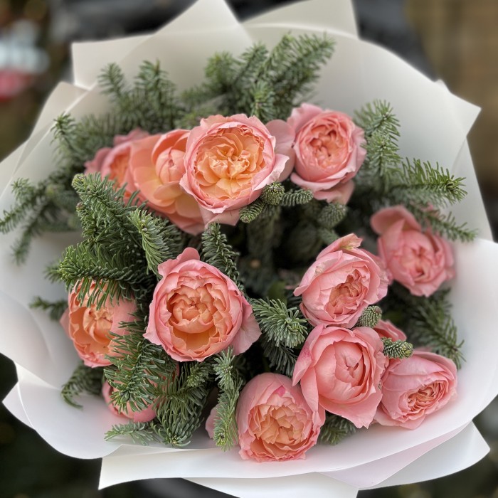 Зимний букет из 3 кустовых пионовидных роз Джульетта