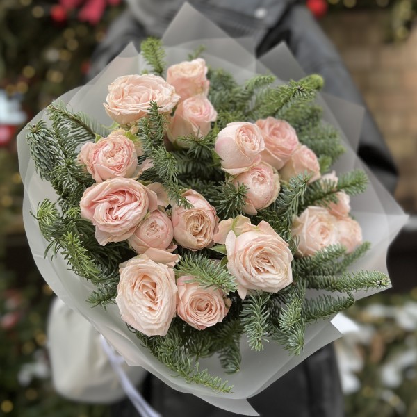 Зимний букет из 5 кустовых пионовидных роз Бомбастик