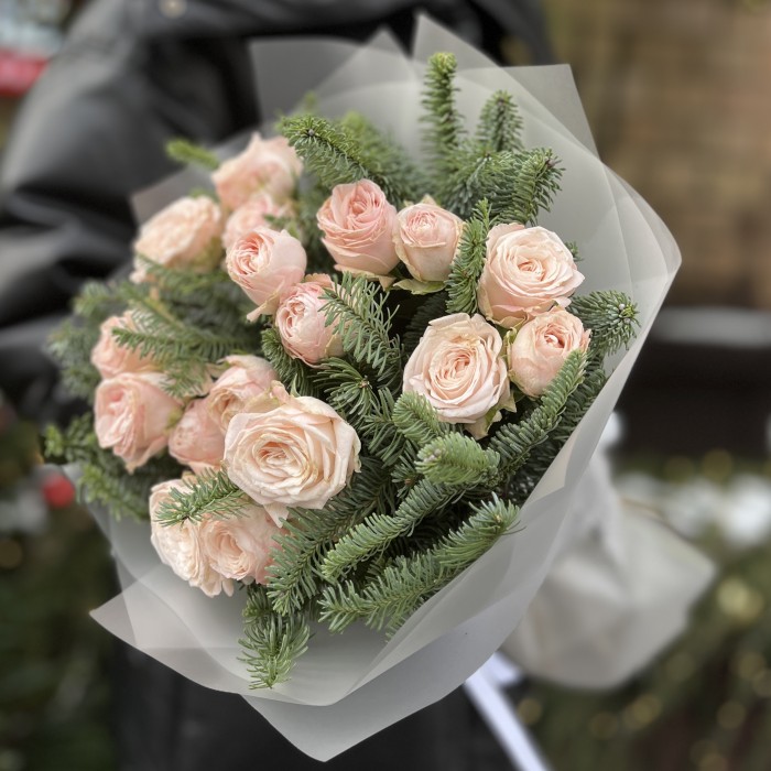 Зимний букет из 5 кустовых пионовидных роз Бомбастик