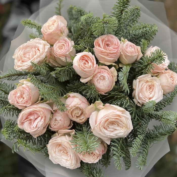 Зимний букет из 5 кустовых пионовидных роз Бомбастик