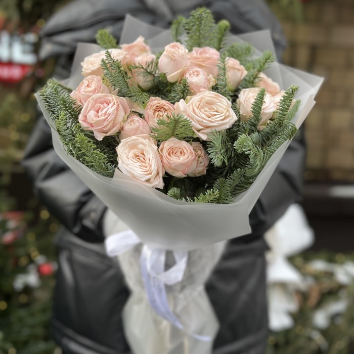 Зимний букет из 5 кустовых пионовидных роз Бомбастик