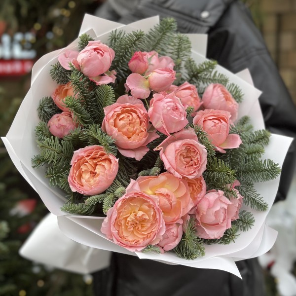 Зимний букет из 5 кустовых пионовидных роз Джульетта