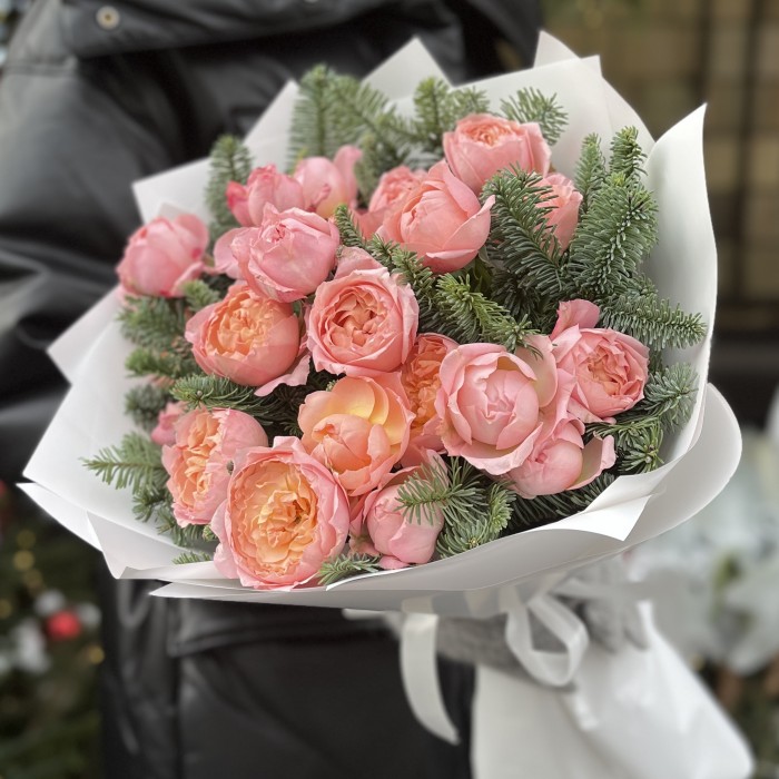 Зимний букет из 5 кустовых пионовидных роз Джульетта