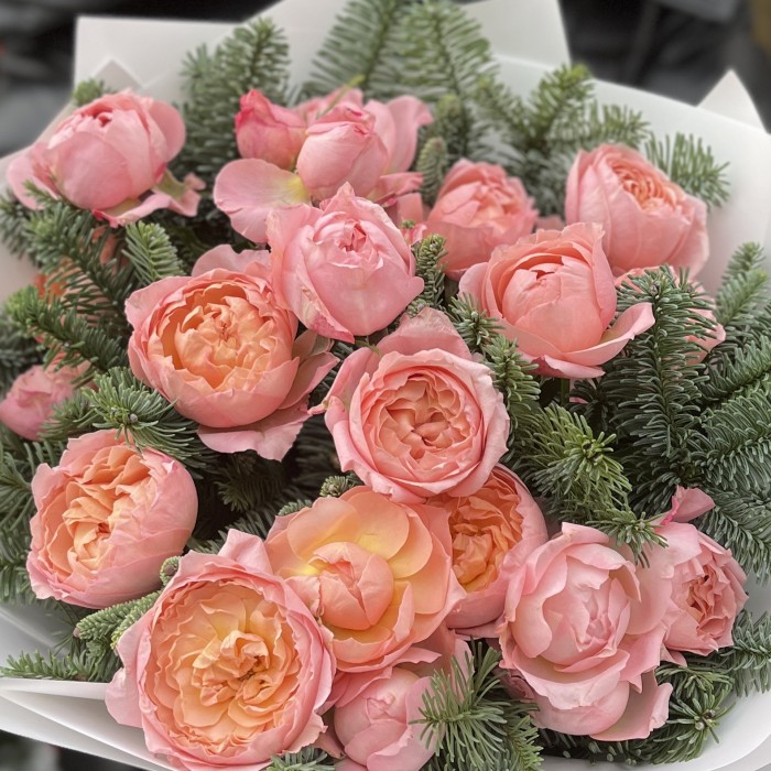 Зимний букет из 5 кустовых пионовидных роз Джульетта