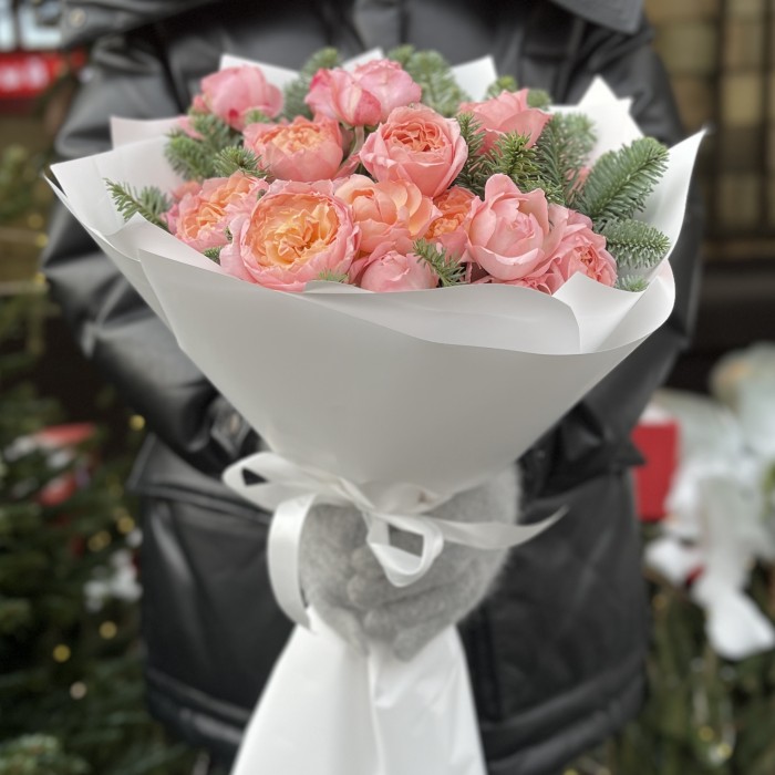 Зимний букет из 5 кустовых пионовидных роз Джульетта