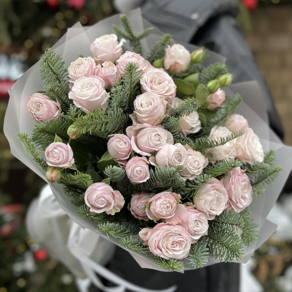 Зимний букет из 5 кустовых пионовидных роз Энджел Бомбастик