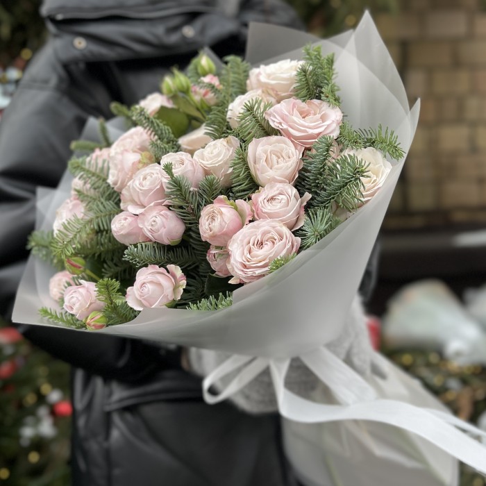 Зимний букет из 5 кустовых пионовидных роз Энджел Бомбастик