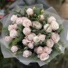 Зимний букет из 5 кустовых пионовидных роз Энджел Бомбастик