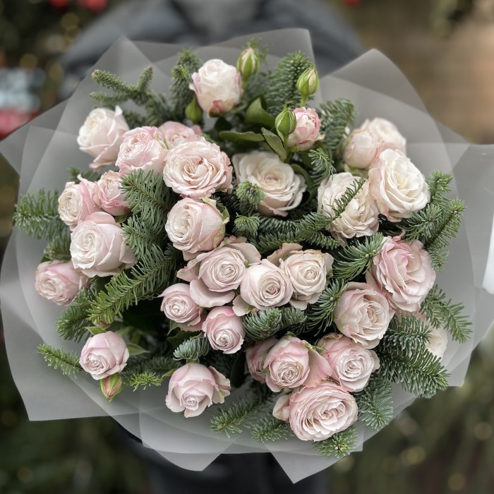 Зимний букет из 5 кустовых пионовидных роз Энджел Бомбастик