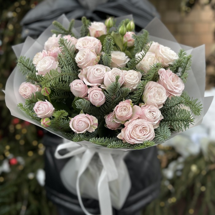 Зимний букет из 5 кустовых пионовидных роз Энджел Бомбастик