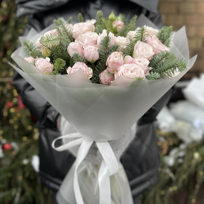 Зимний букет из 5 кустовых пионовидных роз Энджел Бомбастик