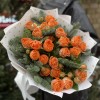 Зимний букет из 5 кустовых оранжевых роз