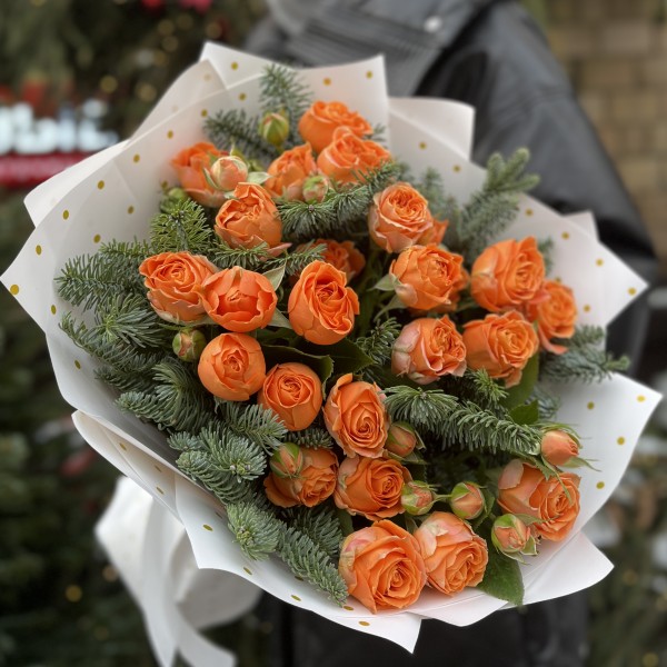 Зимний букет из 5 кустовых оранжевых роз