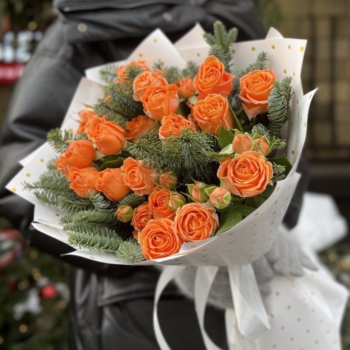 Зимний букет из 5 кустовых оранжевых роз
