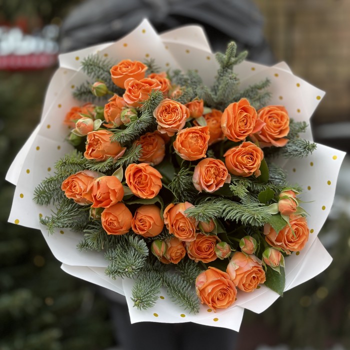 Зимний букет из 5 кустовых оранжевых роз