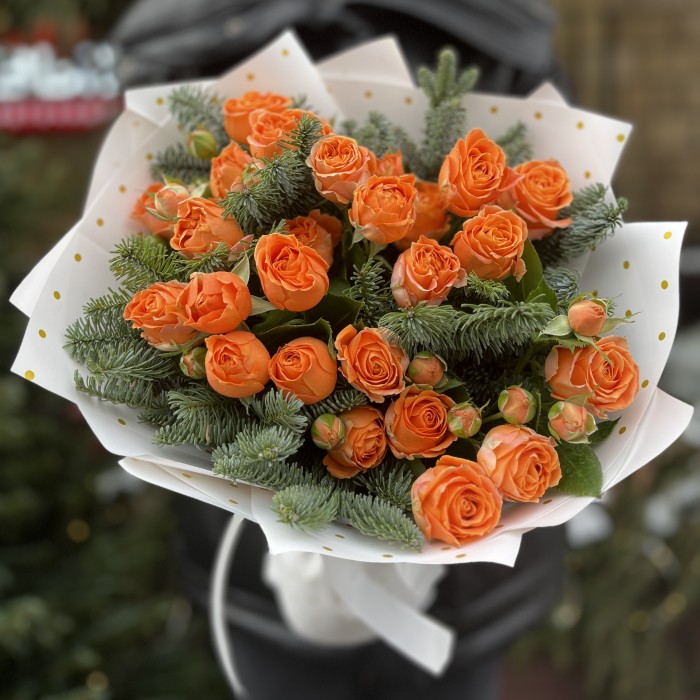 Зимний букет из 5 кустовых оранжевых роз