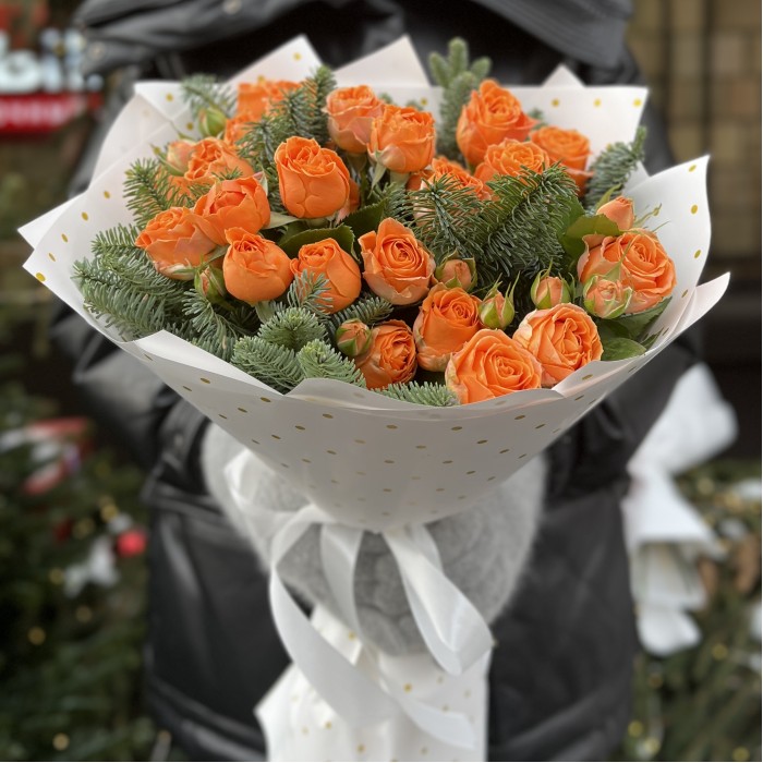 Зимний букет из 5 кустовых оранжевых роз