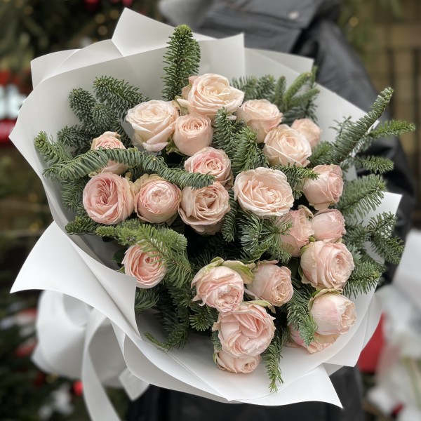 Зимний букет из 7 кустовых пионовидных роз Бомбастик