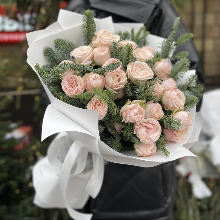 Зимний букет из 7 кустовых пионовидных роз Бомбастик