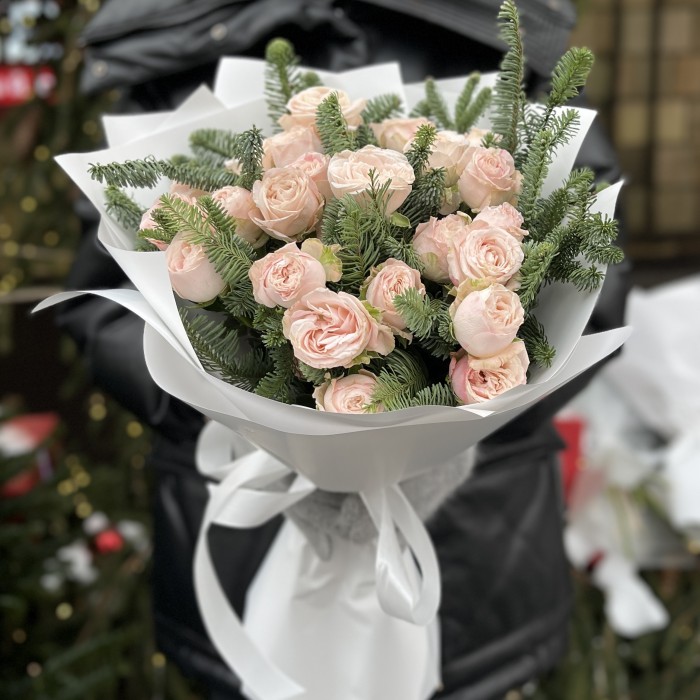 Зимний букет из 7 кустовых пионовидных роз Бомбастик