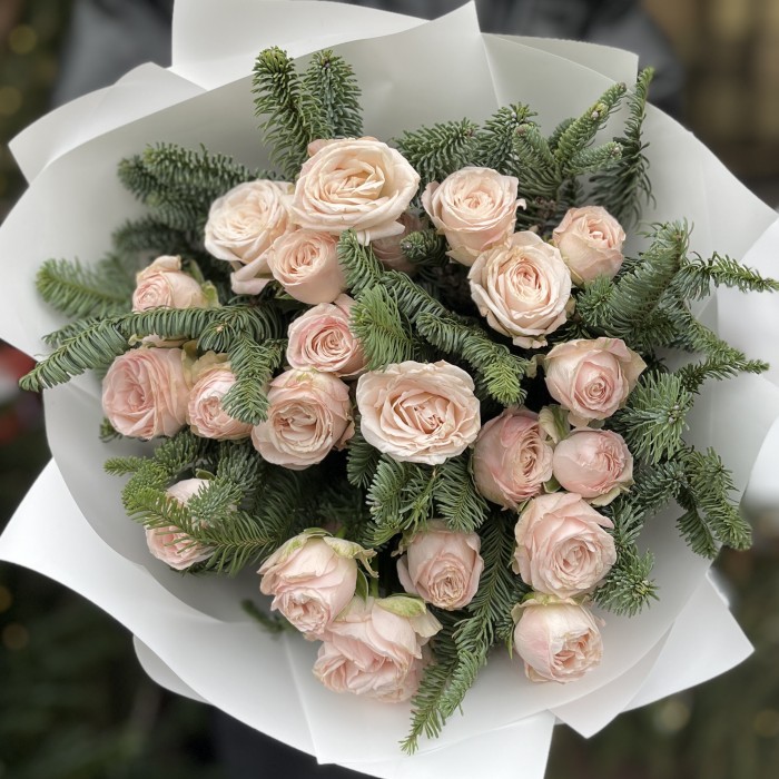 Зимний букет из 7 кустовых пионовидных роз Бомбастик