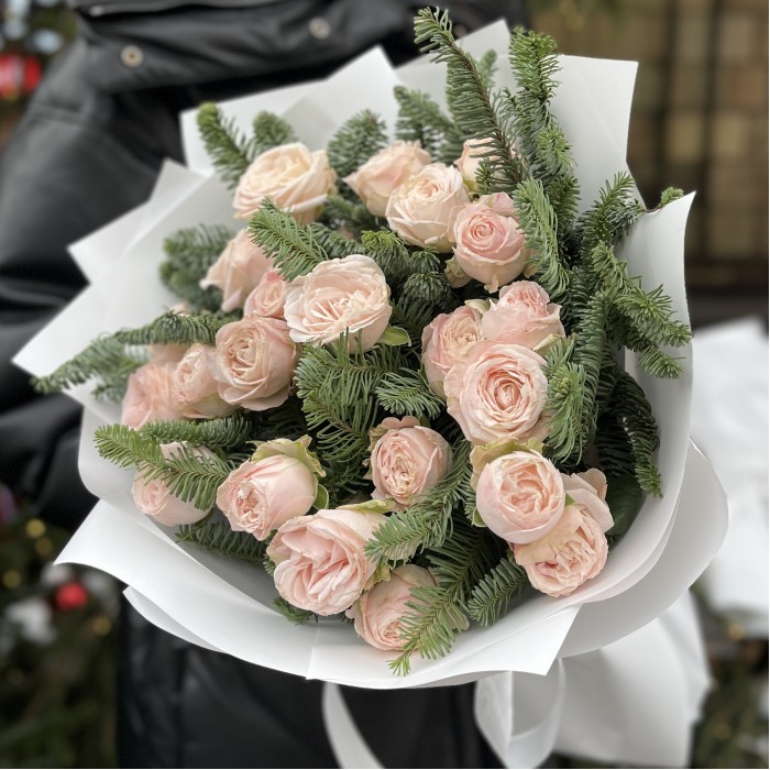 Зимний букет из 7 кустовых пионовидных роз Бомбастик