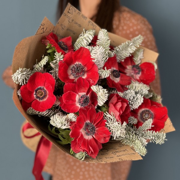 Зимний букет красных анемонов