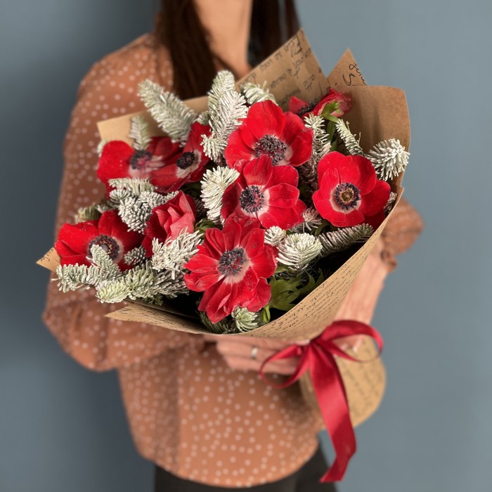 Зимний букет красных анемонов