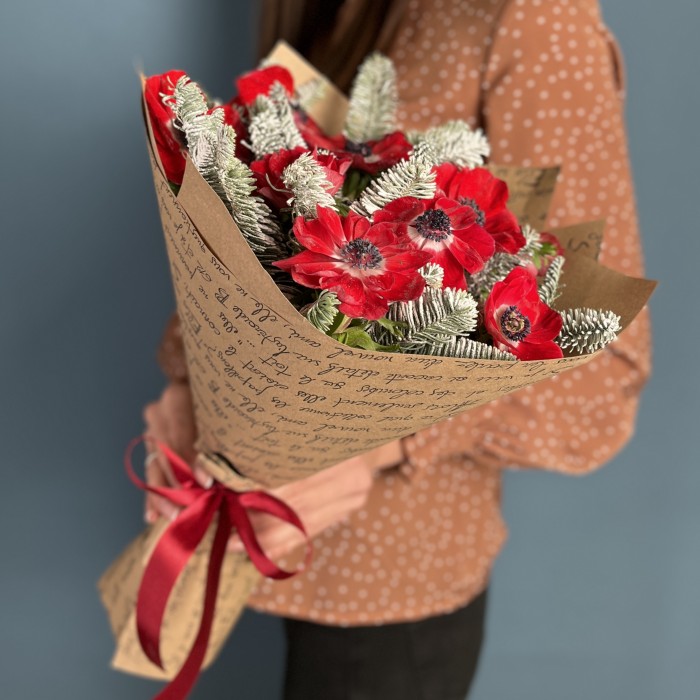 Зимний букет красных анемонов