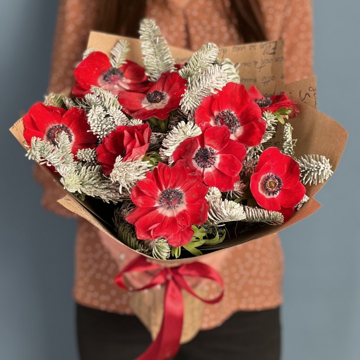 Зимний букет красных анемонов
