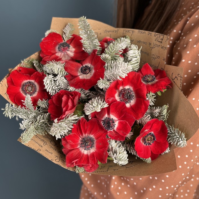 Зимний букет красных анемонов