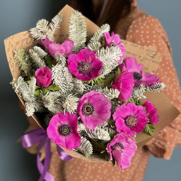 Зимний букет малиновых анемонов