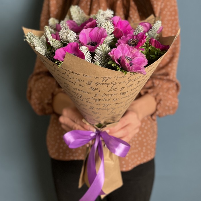 Зимний букет малиновых анемонов