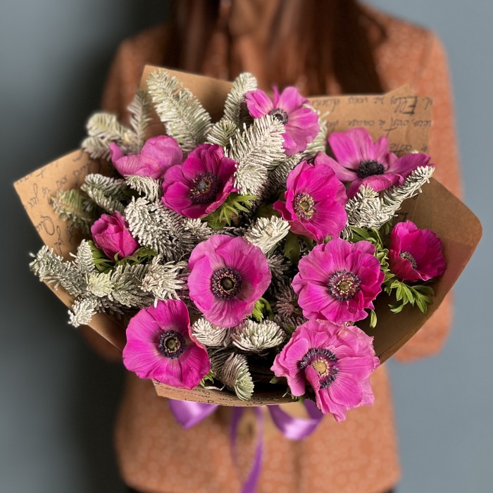 Зимний букет малиновых анемонов