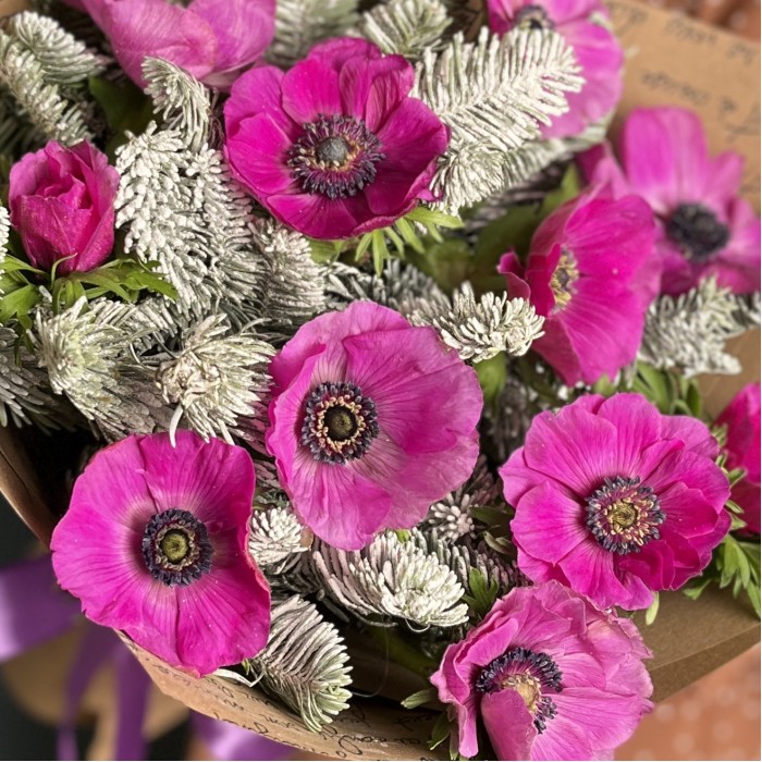 Зимний букет малиновых анемонов