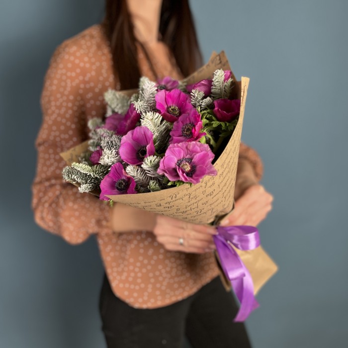 Зимний букет малиновых анемонов