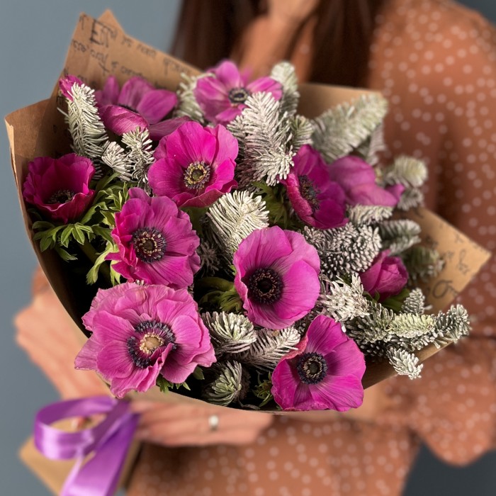Зимний букет малиновых анемонов