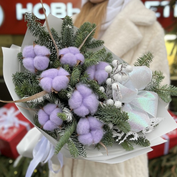 Зимний букет с лиловым хлопком