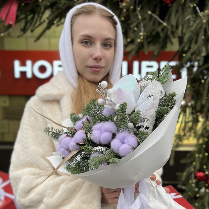 Зимний букет с лиловым хлопком