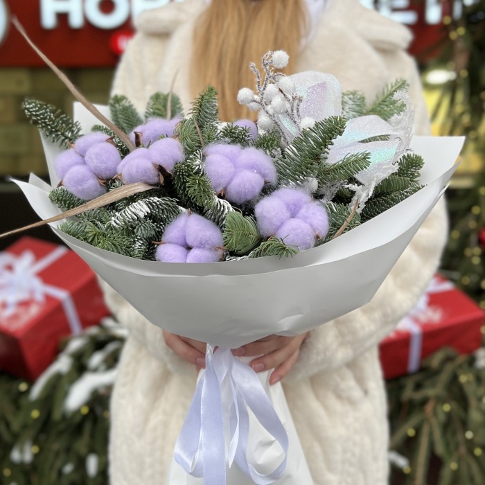 Зимний букет с лиловым хлопком