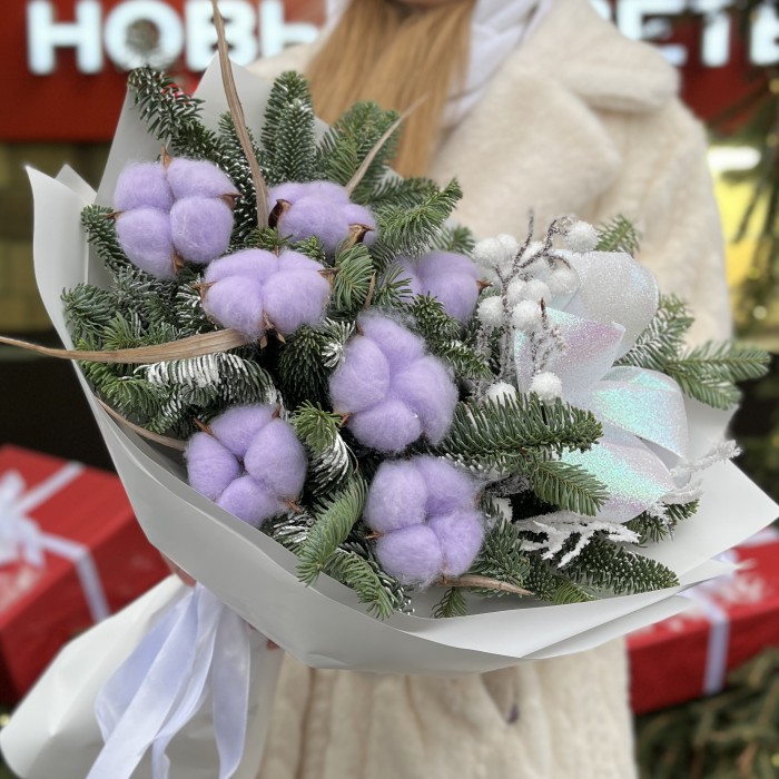Зимний букет с лиловым хлопком