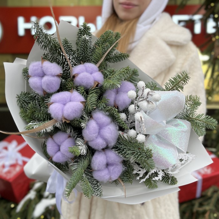 Зимний букет с лиловым хлопком