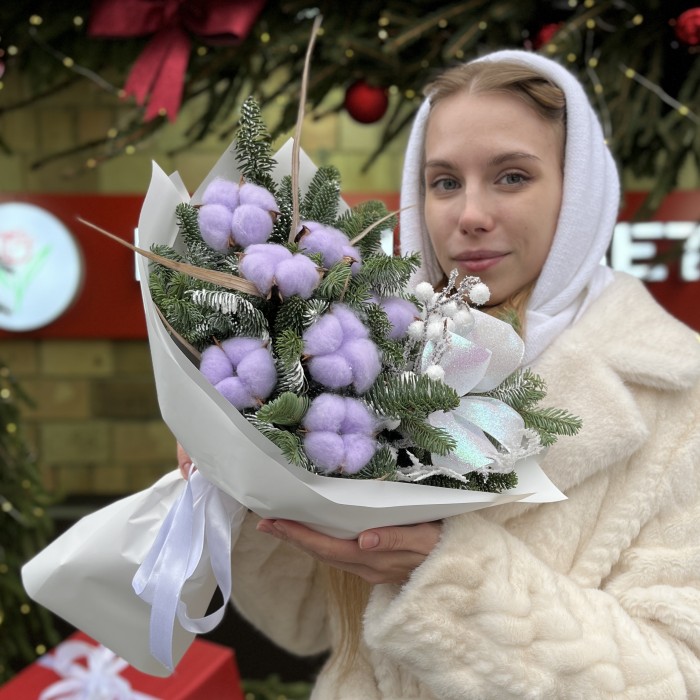 Зимний букет с лиловым хлопком